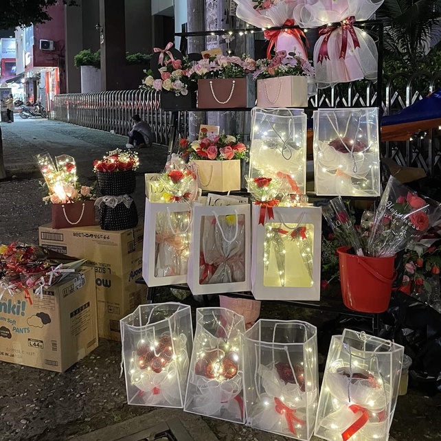 Ảnh thật 100% - hỏa tốc 🥰Hoa sáp KIM TUYẾn NHŨ kèm túi + đèn tặng Valentine 8/3 20/10 cho mẹ, chị em gái, bạn gái