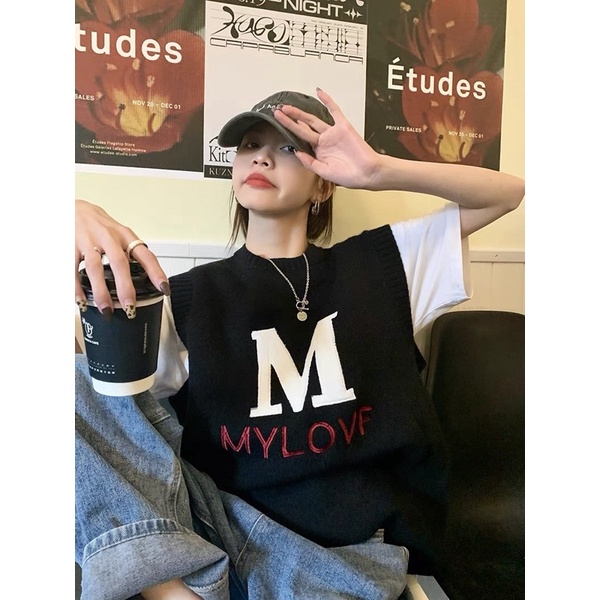 Áo len gile thêu chữ M