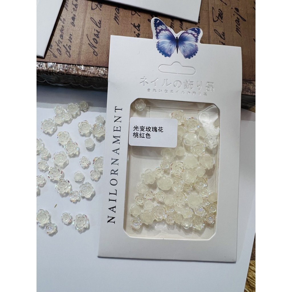 Sét charm hoa hồng màu trắng ngọc trai