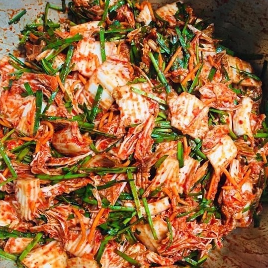 Kim chi cải thảo nhà làm dùng ăn mì, ăn cơm, nấu lẩu hay ăn với thịt nướng là chuẩn vị.