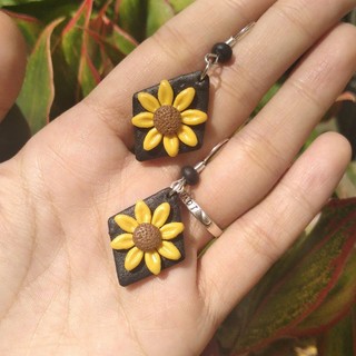 Khuyên tai đất sét Polymer handmade hoa cúc vàng - nền đen