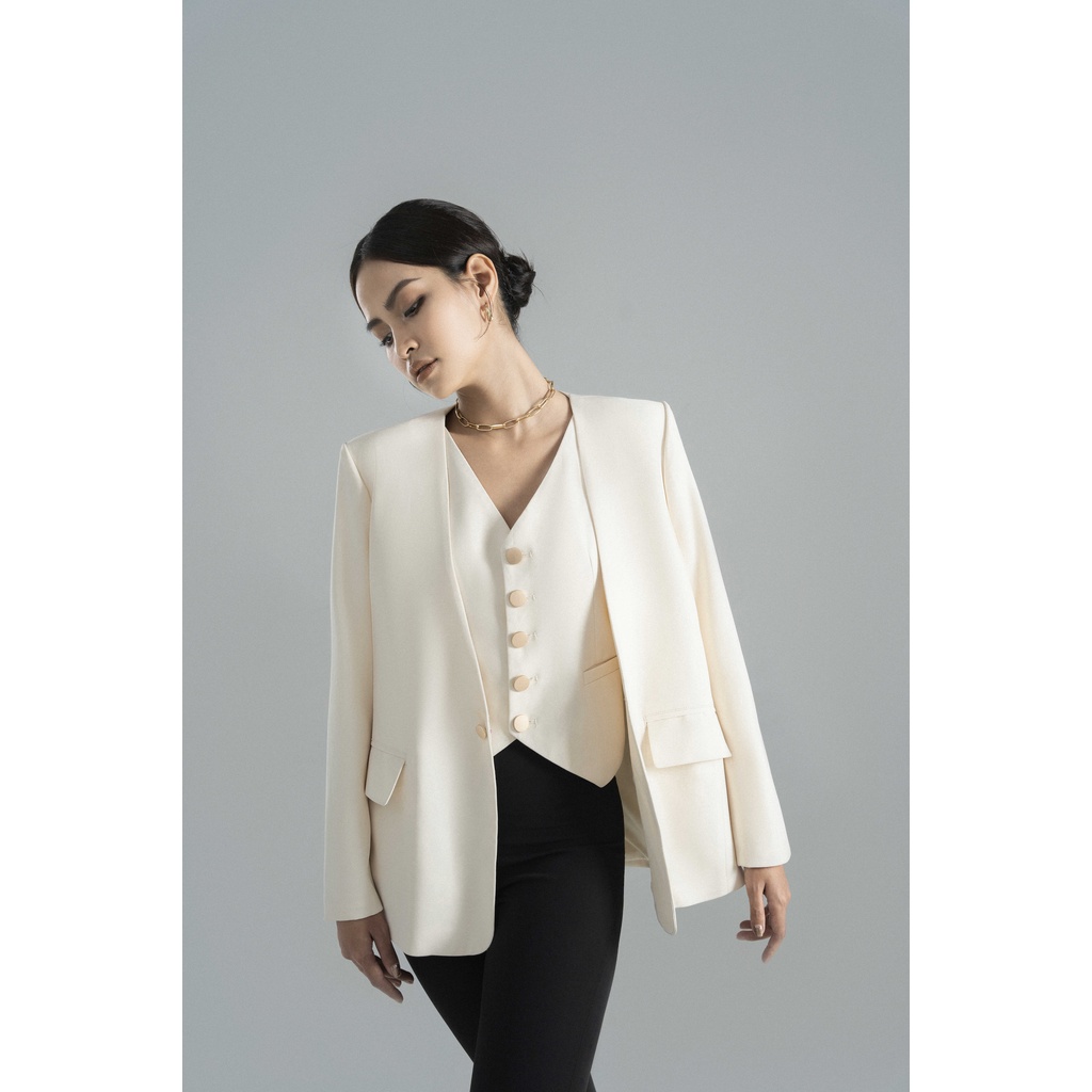 Set áo gile và blazer thiết kế không cổ, cúc vàng cá tính