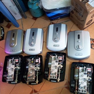 máy nước nóng ariston có bơm đủ phụ kiện