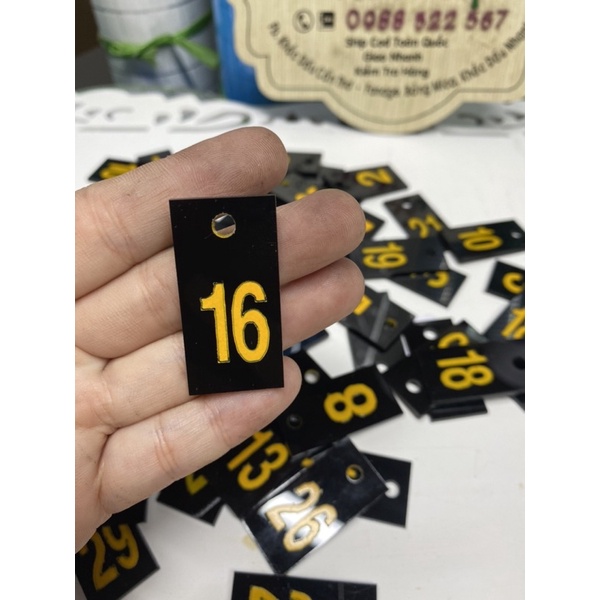 thẻ móc khoá 2.2k/cái mica số thứ tự 4x2cm, màu đen chữ vàng, (giá 22k được 10 cái)