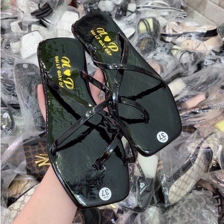 Dép lê nữ xỏ ngón quai dây chéo da bóng mũi vuông đế chống trơn trượt