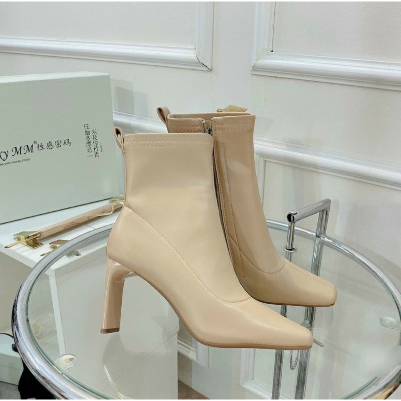 Bốt ngắn da lì mũi vuông gót dẹt khoá cạnh đen nude trắng