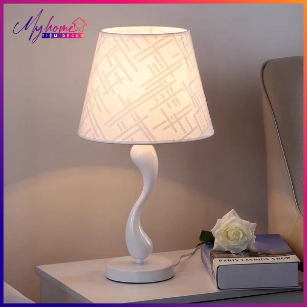 Đèn ngủ để bàn dùng cho khách sạn, phòng khách thân trắng chao vải sang trọng My Home DN086