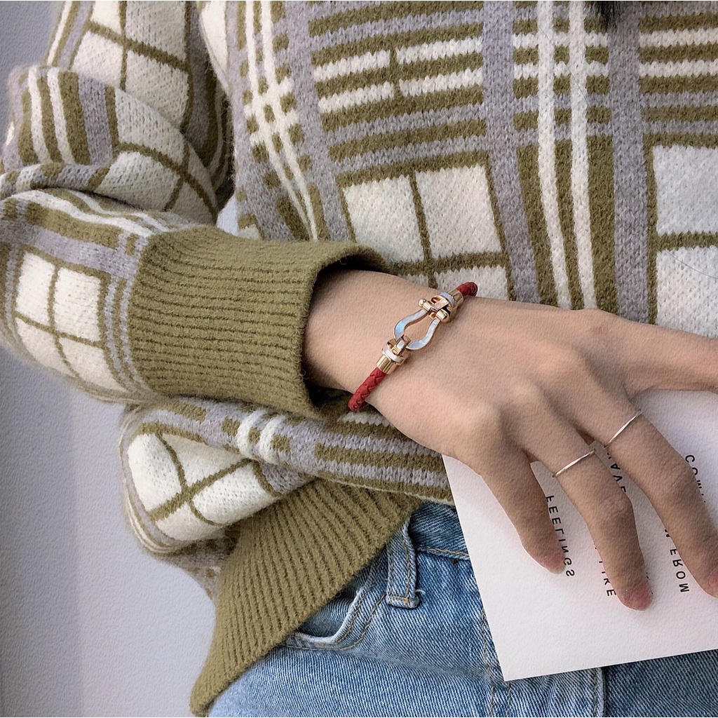 Vòng Tay Dior Bằng Thép Titan Mặt Khắc Chữ CD Tinh Tế