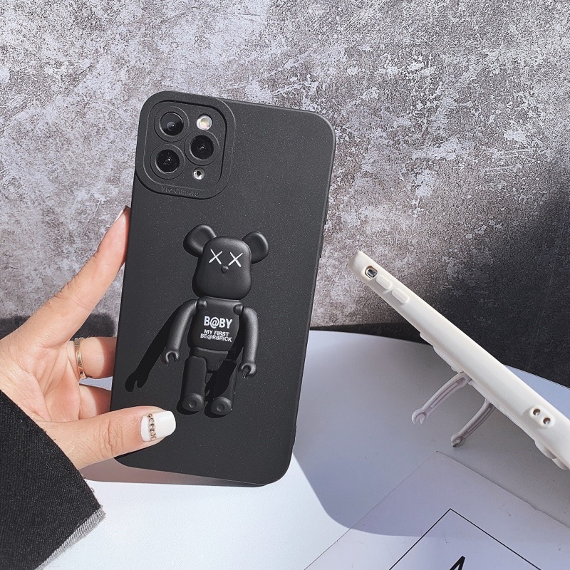 Ốp Lưng Basic Camera Nổi - Mẫu BE@R BRICK ( Kèm Giá Đỡ Hình Gấu )