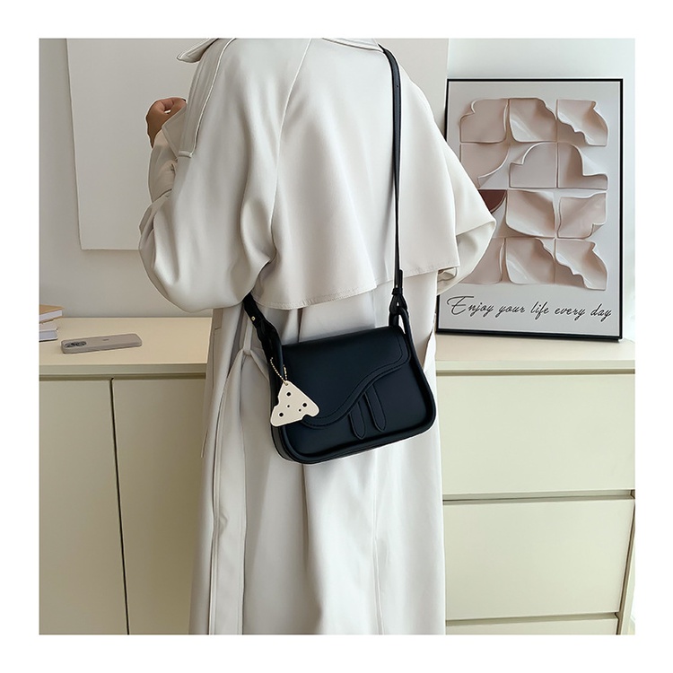 Túi xách nữ đeo chéo phong cách thời trang kèm móc khóa phô mai dễ thương, có 2 màu trắng nâu và đen