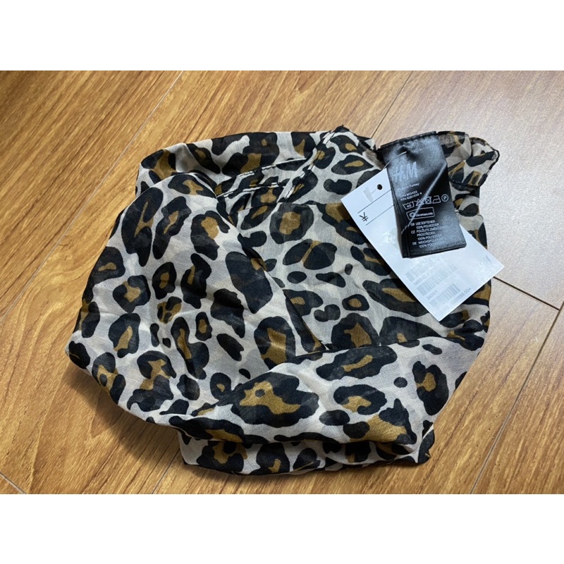 Khăn quàng cổ H&M hoạ tiết da beo- hoa hồng