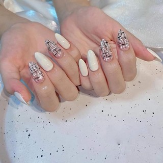 Nail box sọc đen trắng