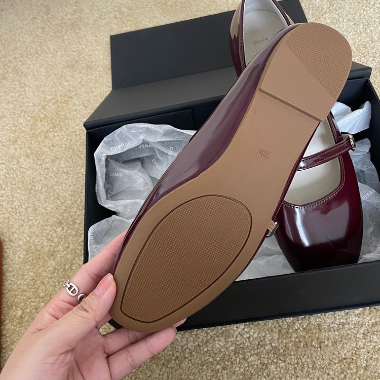 Bệt  Diana Mary Jane mũi tròn, quai mảnh đính khuy tròn mạ vàng - 081022007