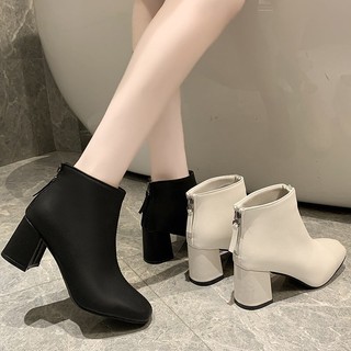 Bốt da lì có 2 màu kem và đen, 6p