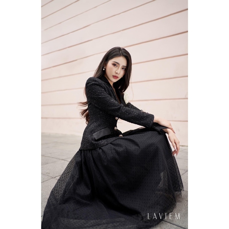 Set đầm thiết kế cao cấp gồm áo vest dạ đen kèm chân váy voan xoè