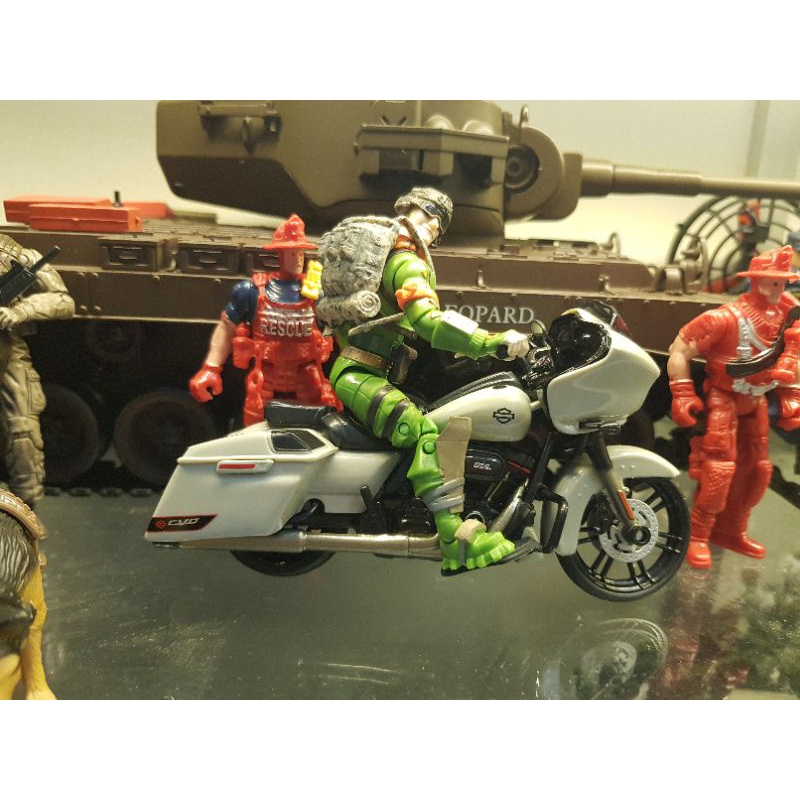 Mô hình xe Harley Davidson 2018 CVO Road Glide màu light grey 1:18 Maisto