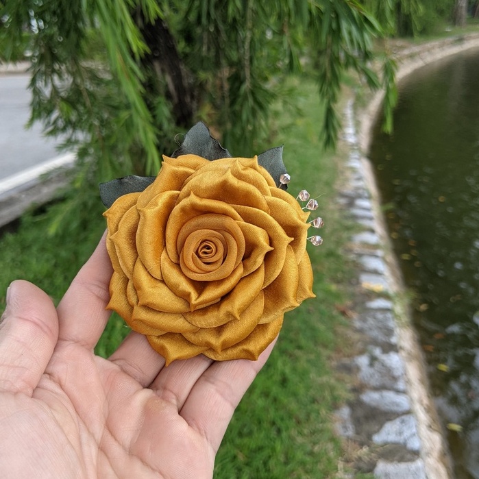 Hoa cài áo ruy băng gấm đính đá cao cấp