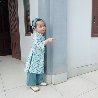 Áo dài hoa nhí xanh cho bé gái chất liệu thô cotton tone màu xanh