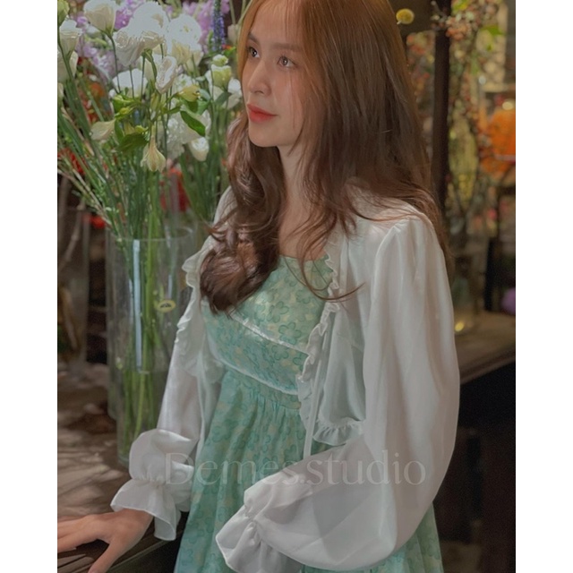 Set váy xanh hoa hai dây kèm áo khoác trắng