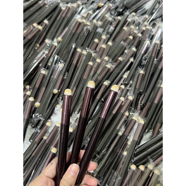Cọ môi bình dân - cọ tán son ombre