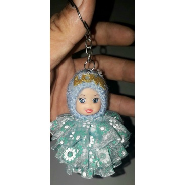 Một chiếc móc khóa em bé rất xinh bằng nhựa và xốp