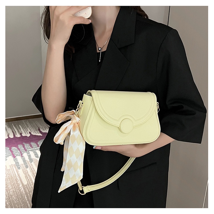 Túi xách nữ đeo vai có 2 sợi dây dùng cho đeo chéo hoặc kẹp nách kèm khăn lụa thời trang, có hai màu đen và vàng