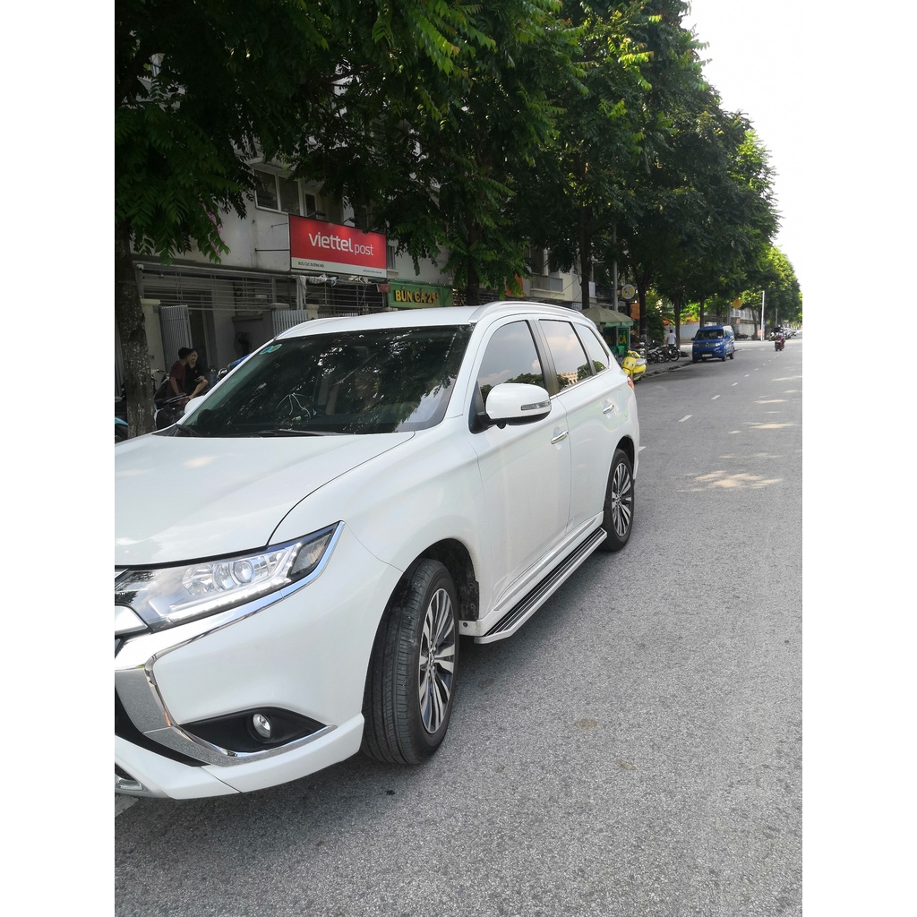 Bậc lên xuống, bệ bước chân xe Mitsubishi Outlander 2016 - 2022. Mẫu Nhôm đúc 100%, siêu KM