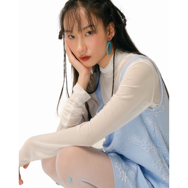 Hope to be around - áo băng tan và váy hoa tuyết