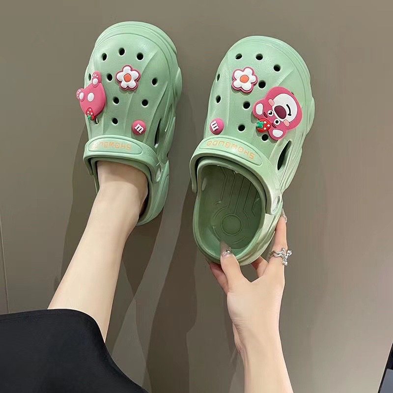 Dép độn đế Cross nữ siêu nhẹ kèm Sticker gấu dâu losto dễ thương - dép bánh mì nữ hot trend 2022