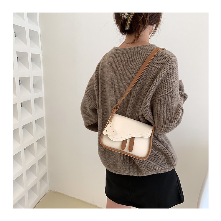 Túi xách nữ đeo chéo phong cách thời trang kèm móc khóa phô mai dễ thương, có 2 màu trắng nâu và đen