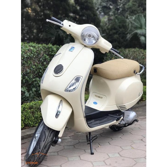 Sơn xịt cao cấp Bosny màu nhũ ánh vàng xe Vespa/Lead