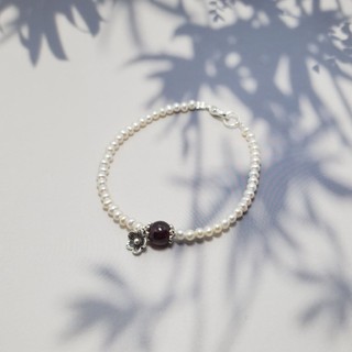 Vòng tay Garnet charm hoa phong cách đơn giản dễ thương