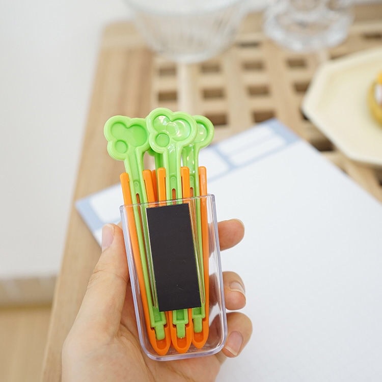 Set 5 Thanh Kẹp Miệng Túi Hình Cà Rốt Bảo Quản Thực Phẩm Kèm Khay Đựng Dán Tường