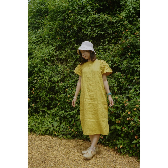 Đầm linen xẻ tà thắt nơ sau tay phồng - Đầm Charmie - Youth Linen