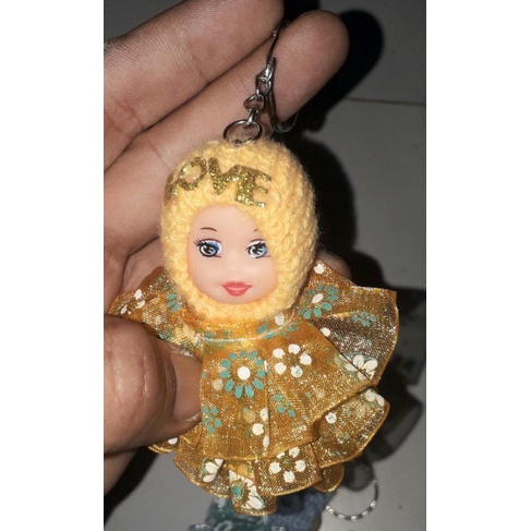 Một chiếc móc khóa em bé rất xinh bằng nhựa và xốp