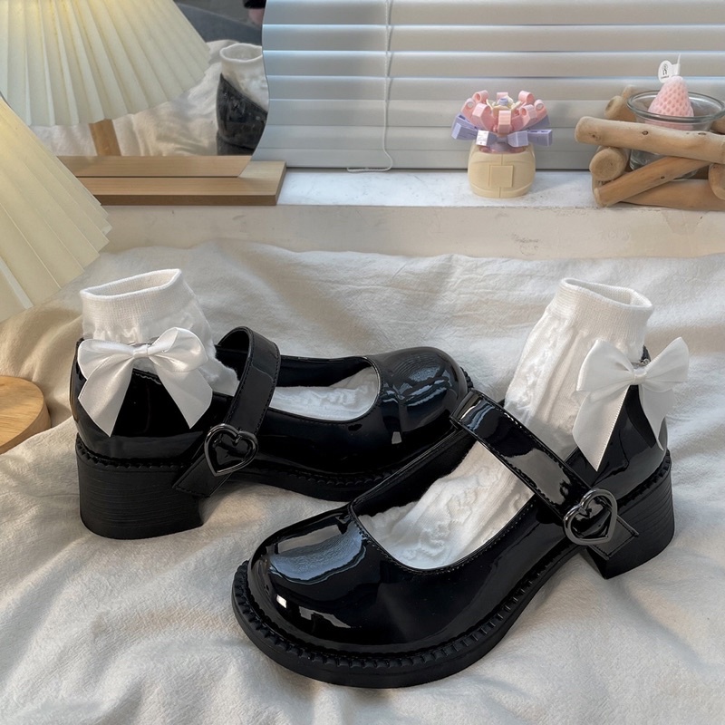 Giày búp bê Mary Jane có quai trái tim đế cao mũi tròn cổ điển đen bóng da PU Yannie Lolita