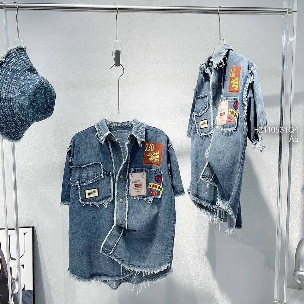 Áo sơ mi jean phối viền tua rua gắn mác chữ tay ngắn