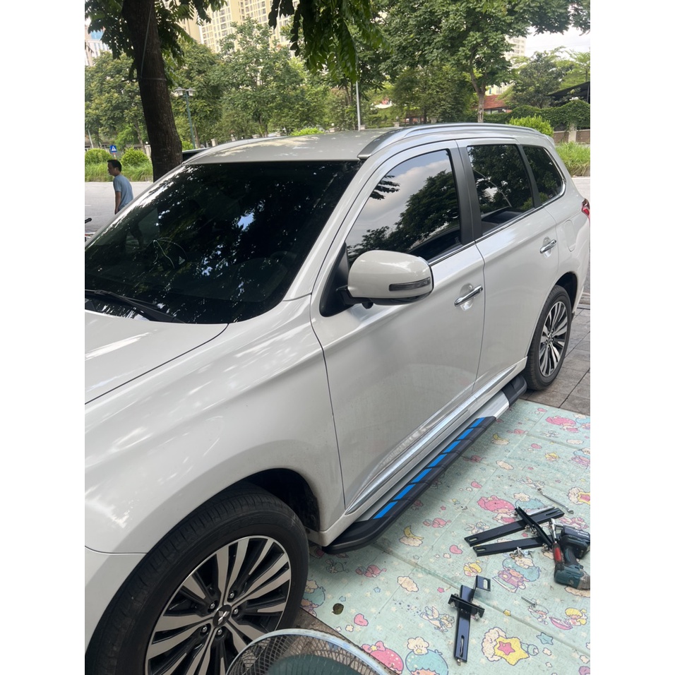 Bậc lên xuống, bệ bước chân xe Mitsubishi Outlander 2016 - 2022. Mẫu Nhôm đúc 100%, siêu KM