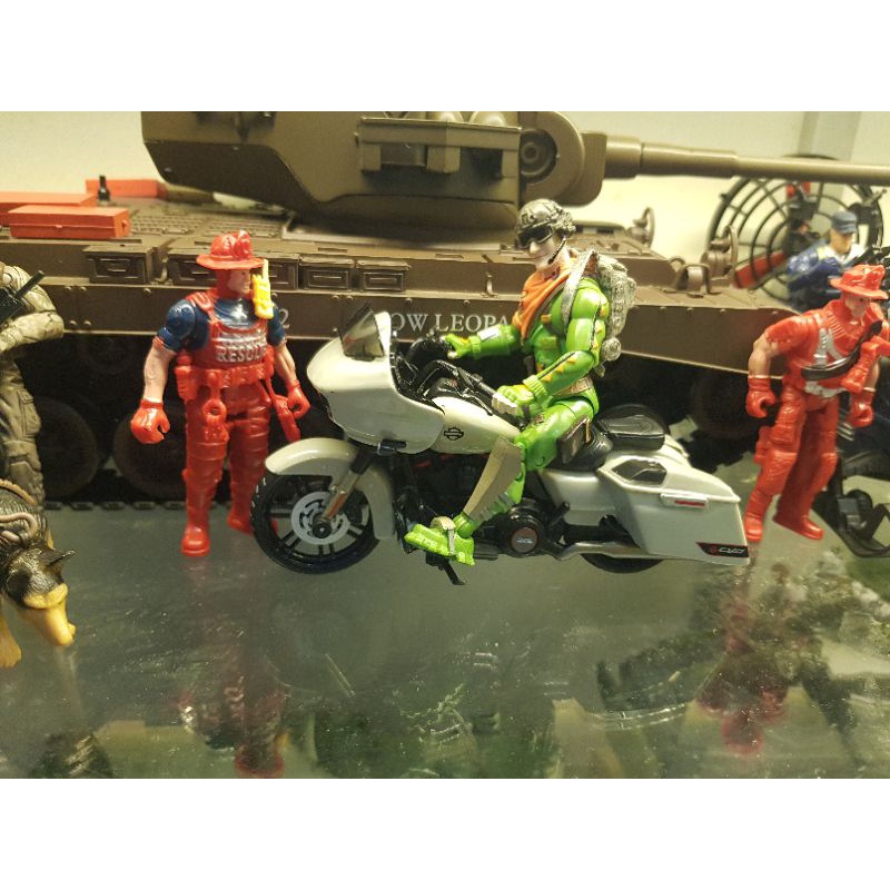 Mô hình xe Harley Davidson 2018 CVO Road Glide màu light grey 1:18 Maisto