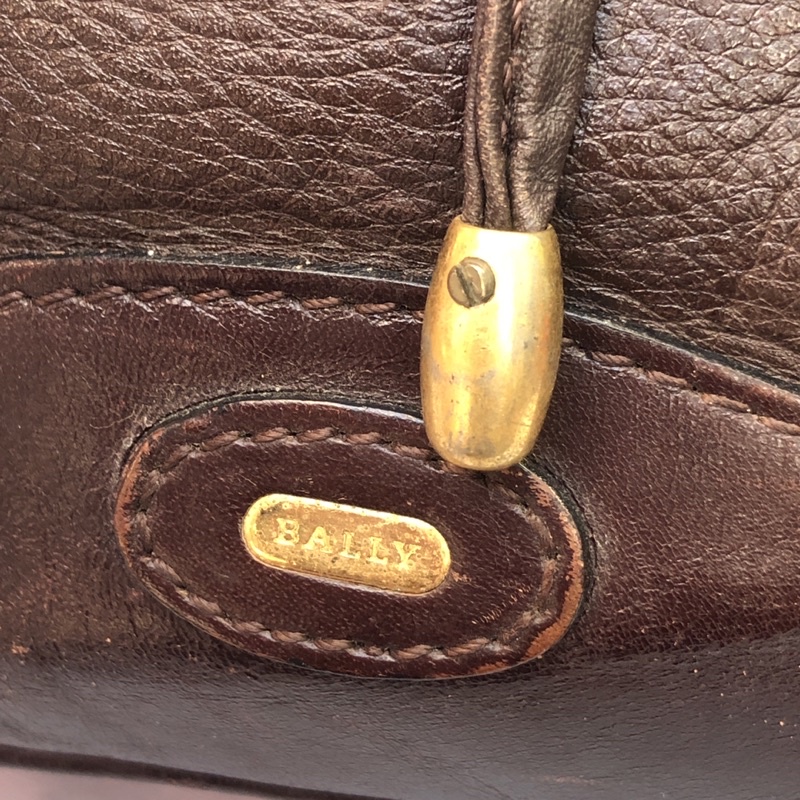 Túi chuẩn si. Túi qua sử dụng. Khách vui lòng xem hình nếu muốn biết thêm thông tin sản phẩm mời khách vô chat. Thanks .