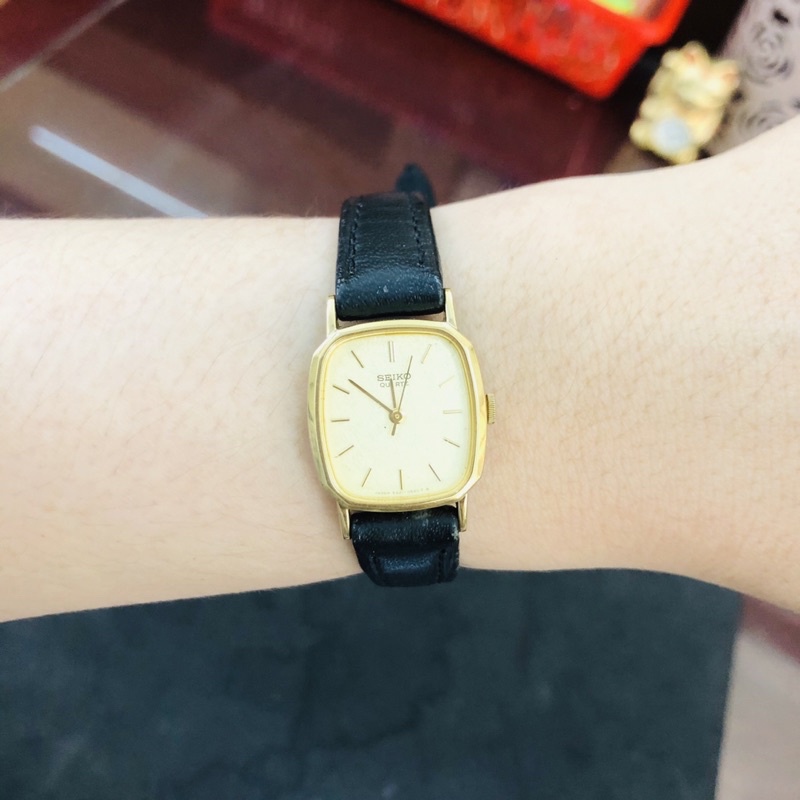 Đồng hồ nữ si dáng tank hiệu Seiko