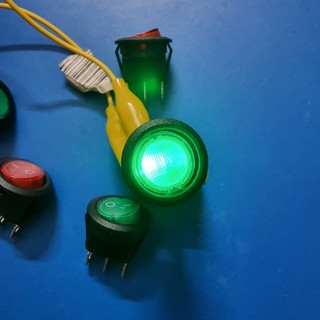 Công tắc bập bênh có LED 12V/20A ( đèn led sáng từ 3v đến 12v)