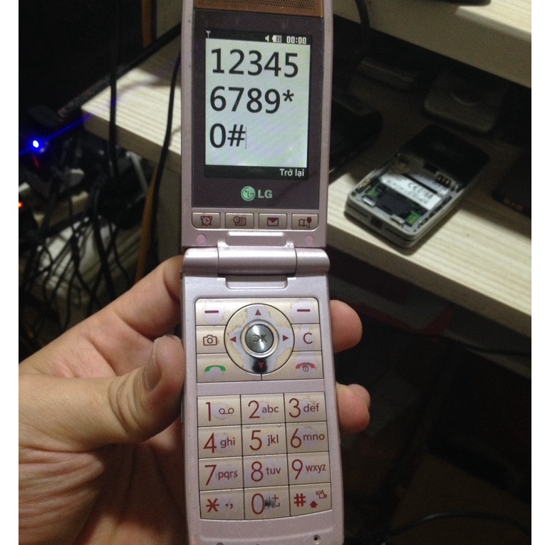 Xác LG KF300 trùng imei , màn ngoài trắng , màn đốm phản quang , không có bin tét thêm..............