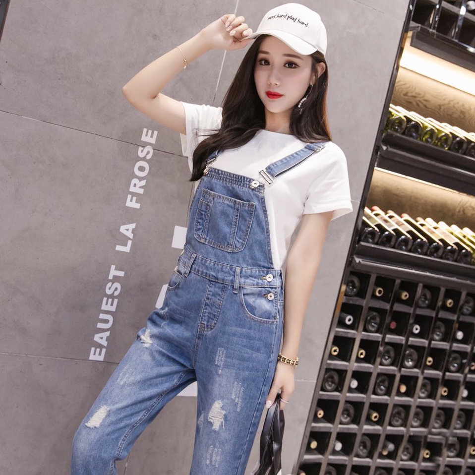 Set quần yếm bò xước, áo thun trắng phong cách trẻ trung