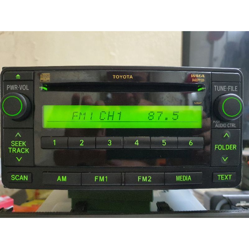Đầu radio cd aux tháo xe toyota . loại 2 din lắp chung cho các loại xe.