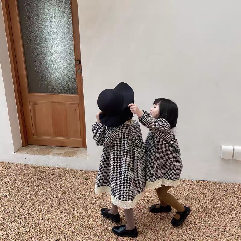 VÁY BÉ GÁI KẺ CARO ĐEN DÀI TAY REN TRẮNG