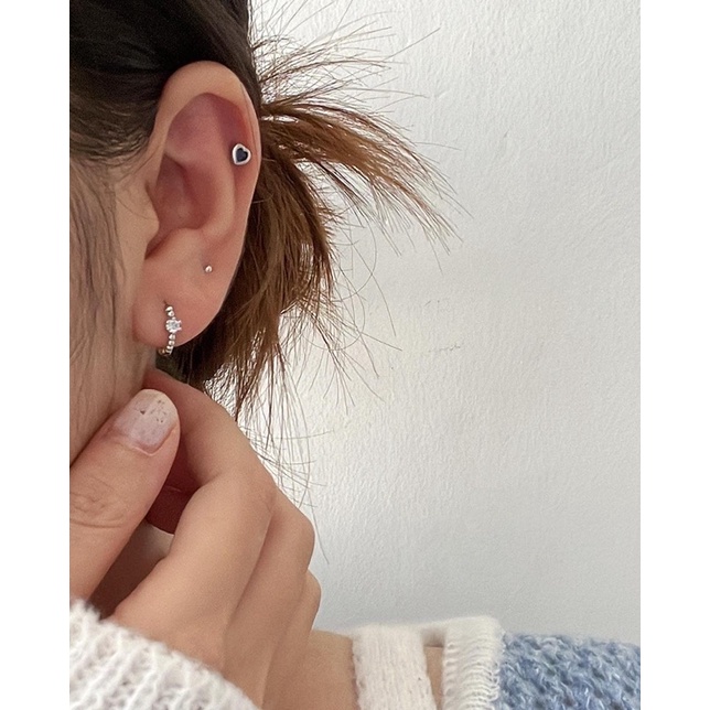 𝐯𝐞𝐥𝐯𝐞𝐭𝐩𝐢𝐧𝐤.𝐚𝐜𝐜🇰🇷 | Khuyên tai chốt bi vặn viền hình trái tim bọc đá lấp lánh