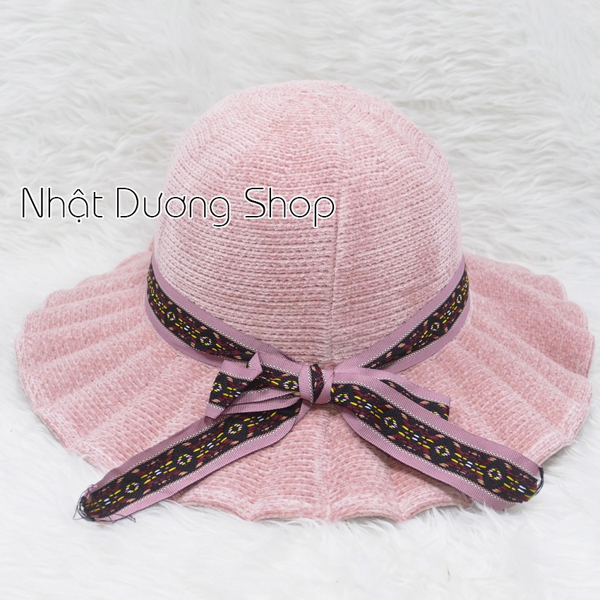 Mũ Bo Nhung xếp ly ,phía trong có 2 dây rút ở vành đai và 1 dây rút phía ở cổ giúp giữ nón không bị bay phù hợp cho nữ.