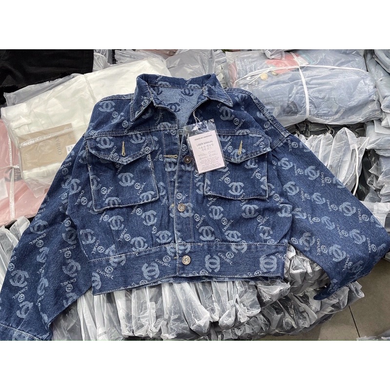 Áo khoác jean cổ bẻ dài tay hoạ tiết C 2 túi hộp TT2610