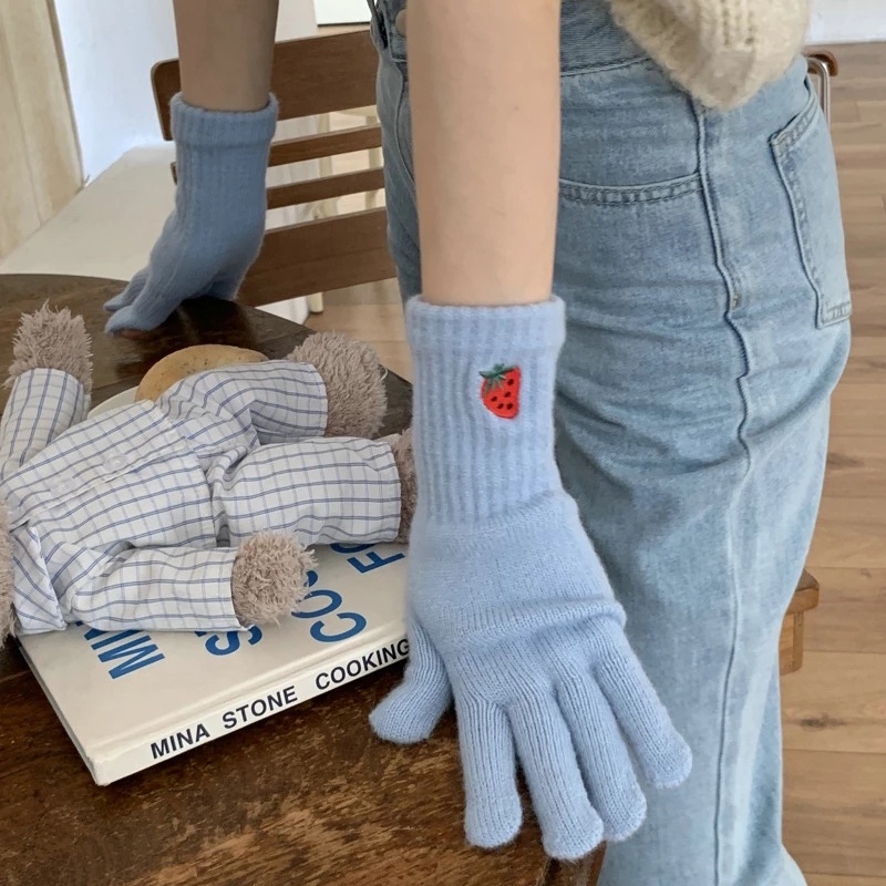 Găng Tay Giữ Ấm Thêu Hình Dâu Tây Màu Sắc Xinh Xắn